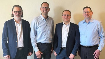 V.l.n.r.: Roman Fehling (Geschäftsführer Motor-Nützel Vertriebs-GmbH), Alexander Pflaum (Geschäftsführer Motor-Nützel Vertriebs-GmbH), Marko Schneider (Geschäftsführer Schneider Gruppe GmbH), Steffen Rump (Geschäftsführer Motor-Nützel GmbH)