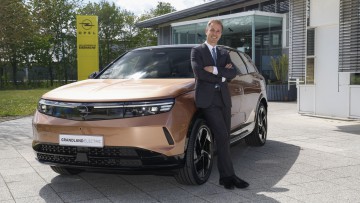 Opel-Chef Florian Huettl vor Grandland im Werk Eisenach