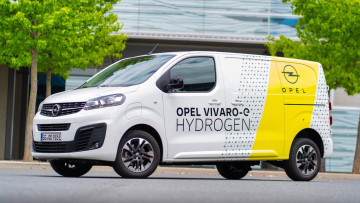 Opel Vivaro-e Hydrogen schräg von vorn vor dem Adam Opel Haus