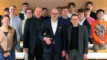 Peter Schäfer mit Dozenten und Studierenden beim Forum Automotive 2025