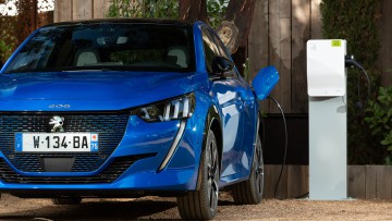 Peugeot e208 (2019); Ladesäule; Ladestation; Elektromobilität; Ladeinfrastruktur