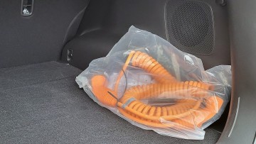 Bei vielen Plug-in-Hybriden liegt das Ladekabel noch verpackt im Kofferraum