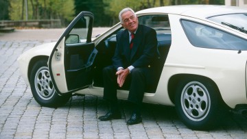 Der ehemalige Porsche-Vertriebschef Harald-Wagner sitzt in einem 928 S4 vor dem Schloss Solitude bei Stuttgart.