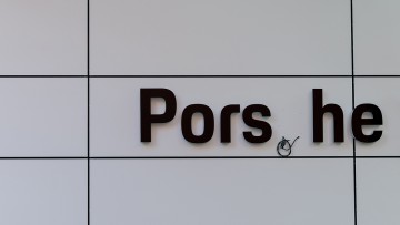  Nur noch das «c» fehlt im neuen Schriftzug von Porsche am renovierten Porsche-Zentrum.