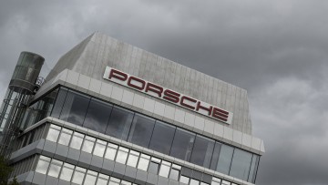 Stuttgart: Dunkle Wolken sind über dem Stammwerk der Porsche AG zu sehen.