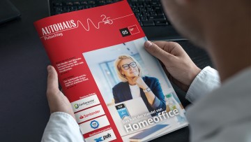 Person hält Pulsschlag in der Hand
