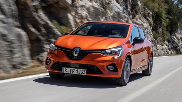 Roter Renault Clio auf den Straßen unterwegs.