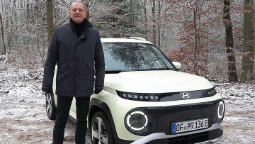Ralph M. Meunzel mit dem Hyundai Inster