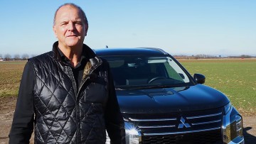 Ralph M. Meunzel mit dem neuen Mitsubishi Outlander PHEV