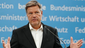 Robert Habeck bei einer Pressekonferenz nach dem Autogipfel