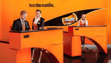 Verkaufsberater in einer Sixt-Station