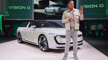 Starke Bilanz nach neun Monaten: Skoda wächst profitabel Skoda Vision O und Klaus Zellmer