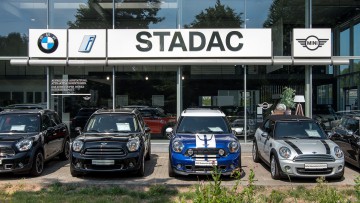 Stadac-Logo an einer BMW-Filiale