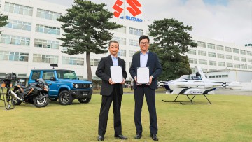 Hidetoshi Kumashiro (Managing Officer Suzuki) und Tomohiro Fukuzawa (CEO SkyDrive)