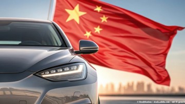 Auto im Vordergrund, im Hintergrund chinesische Flagge