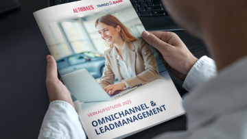 Mann hält gedrucktes Heft der Targobank Verkaufsstudie 2025 in den Händen