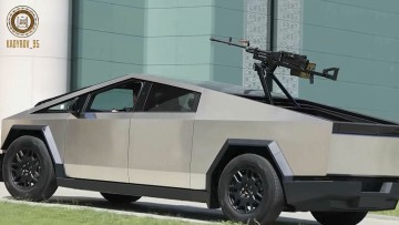 Der tschetschenische Machthaber Ramsan Kadyrow fährt im einem zu einem Militärfahrzeug umgebauten Tesla Cybertruck