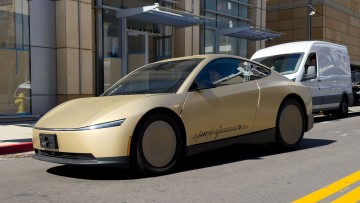 Ein Testwagen des Tesla-Robotaxis Cybercab ist im Straßenverkehr unterwegs. Die Fahrzeuge sollen bei der Markteinführung weder Lenkrad, noch Pedale haben. Tesla-Chef Elon Musk sieht im autonomen Fahren die Zukunft des Elektroauto-Herstellers. 