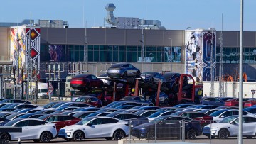 Neue Elektrofahrzeuge vom Typ Tesla Model Y stehen auf dem Gelände der Tesla-Gigafactory Berlin-Brandenburg. Im einzigen deutschen Autowerk von Tesla beginnt am Montag die mit Spannung erwartete Betriebsratswahl. 