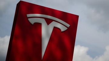 Das Tesla-Logo steht an einem Autohaus