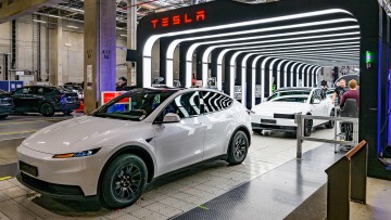 Brandenburg, Grünheide: In der Gigafactory Berlin-Brandenburg rollen Fahrzeuge vom Typ Tesla Model Y bei der Endkontrolle vom Band.