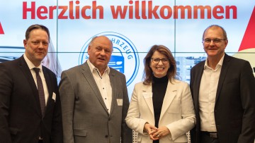 V.l.n.r.: Michael Tallei (Funke Gruppe Thüringen), Helmut Peter (Autohaus Peter Gruppe), Imelda Labbé und Ralph M. Meunzel (AUTOHAUS)