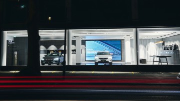 Showroom-Gestaltung bei Polestar: Digitalvertrieb vor Ort