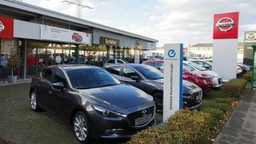 Autohaus Schäfer; Außenbereich, Showroom