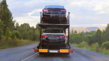 Ein Autotransporter fährt auf einer Landstraße