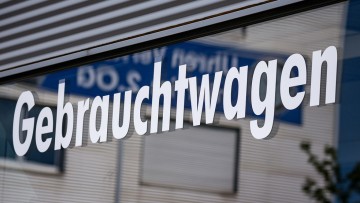 Gebrauchtwagen-Schriftzug an einem Schaufenster