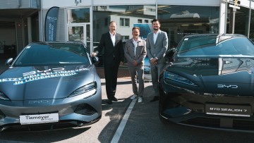 V.l.n.r.: Uwe Rodemerk (Lüdenscheid Standortleiter Sales), Sascha Kempkes (Lüdenscheid Standortleiter Aftersales) und Diego Délano Campos (Geschäftsführer Tiemeyer Gruppe)
