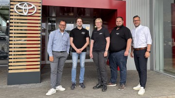 V.l.n.r.: Roman Gaebel (WYZ), Marvin Schneider, Heide Block und Dennis Haverland (alle Autohaus Nobbe) sowie Andre Krüger (Toyota)