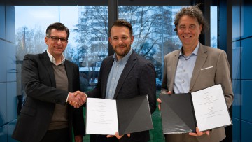 Gunter Bertrand (links), Thomas Quernheim (rechts) vom TÜV Rheinland und Nico Wägerle (Mitte) von Certivity unterzeichnen den Partnerschaftsvertrag