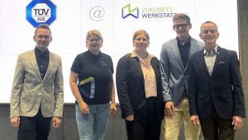 Partnerschaft verlängert (v.l.n.r.): Prof. Benedikt Maier (IfA), Edith Pisching (Zukunftswerkstatt 4.0), Carolin Ruopp (TÜV SÜD), Kevin Castor (TÜV SÜD) und Prof. Stefan Reindl