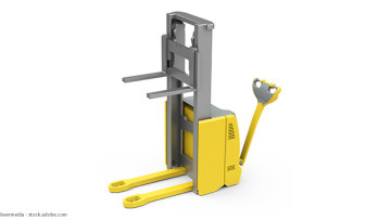 Ein gelbes Mitgänger-Flurförderzeug