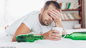 Symbolbild Alkoholkonsum am Schreibtisch