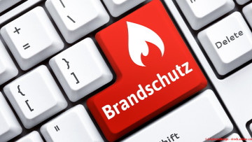 Eine PC-Tastatur mit einer roten Taste mit der Aufschrift Brandschutz