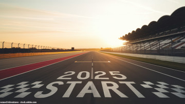 Startbereich einer Rennstrecke mit dem Schriftzug 2025