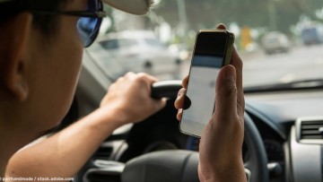 Symbolbild Handy am Steuer