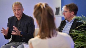 Tyrone Johnson (l.), Leiter des Technischen Zentrums von Hyundai in Rüsselsheim und der Europachef der Marke, Xavier Martinet (r.) stellen in London die neue Europastrategie vor.