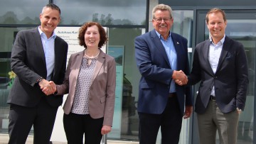 Nachfolge geregelt: Gerald (li.) und Dieter Unterberger (re.) übernehmen den modernen BMW- und Mini-Servicebetrieb von Karl und Monika Fritz in Pfullendorf.