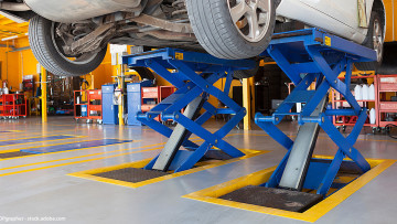 Auto auf Scherenhebebühne