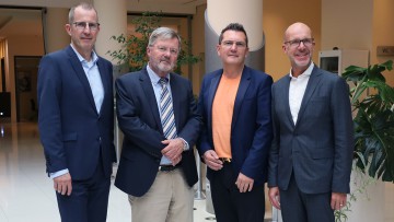 V.l.n.r.: Jürgen Hölz (Geschäftsführer), Uwe Heymann (Rechtsanwalt; Geschäftsstellenleiter), Jörg Heidenreich (Vorsitzender Marketing- und Vertriebsfachausschuss Opel) und Peter Hübner (Vorstandssprecher VDOH)