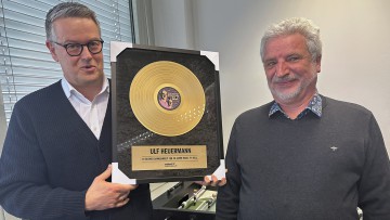 Abschied in München: RA Henning Hamann überreicht dem bekennenden Deep Purple-Fan Ulf Heuermann eine goldene LP zum Abschied.