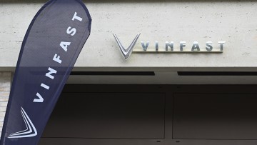 Schriftzug des vietnamesischen Automobil und Elektromotorrad Herstellers Vinfast an einem Vinfast Store