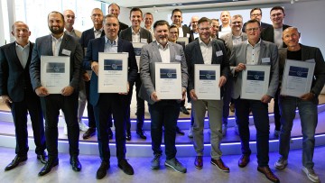 VW-Deutschlandchef Achim Schaible (li.) mit den Preisträgern des "Volkswagen Excellence Cups 2024". 