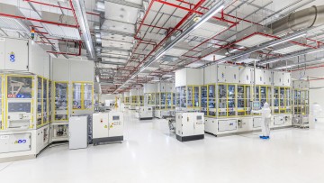 Stacking von Batteriezellen in der Gigafactory Salzgitter 