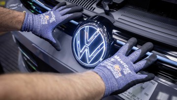 VW Golf-Produktion und Markenlogo