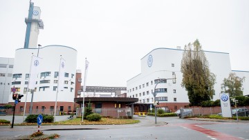Ein Empfangsgebäude steht bei Nebel an der Zufahrt zum Werk von Volkswagen in Osnabrück. 