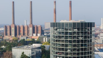 Neufahrzeuge von Volkswagen stehen zur Auslieferung in den Autotürmen der Autostadt am Stammwerk von Volkswagen (Luftaufnahme mit Drohne). 